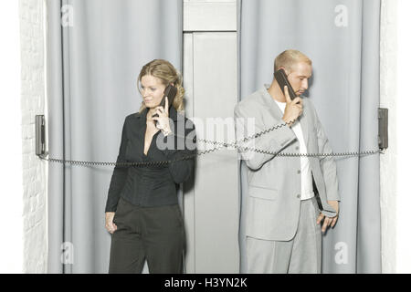 Hallen, Wand Telefone, Überkreuzt, Kolleginnen und Kollegen aufrufen, abwenden, halbe Porträt, Frau, Büroangestellte, Manager, Mann, Manager, Unternehmer, Büroangestellte, jung, 20-30 Jahre, Kollegen, Kolleginnen und Kollegen, Partner, Kommunikation, Telekommunikation, Informationen, Telefonate, Telefone, Empfänger, zwei, Beruf, Geschäft, Arbeit, Bürojob, Verknüpfung, quer, Kombination, multifunktional, Vorhang, heben, heben, eng, geschlossen, Tür, beenden Stockfoto