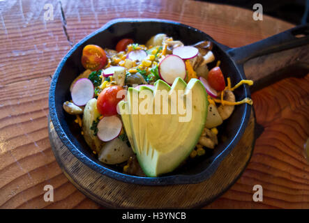 Vegan skillet Brunch mit gebratenem Gemüse und Avocado. Bei der Jackalope Nachbarschaft Dive Bar in Vancouver serviert. Veganes Frühstück. Stockfoto