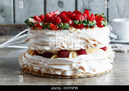 Baiser-Kuchen mit Pudding und Erdbeeren, Himbeeren Stockfoto