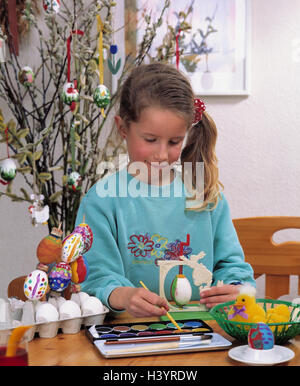 Ostern, Kind, Ei, Farben innen, Osterfest, Traditionen, Tradition, Mädchen, Osterei, Eiern, Ostereier, Malerei, Farben, schmücken, Pinsel, Farben, Farben, Gemälde Porträt Stockfoto