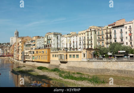 Den Fluss Onyar in Girona, Katalonien, Spanien, während Temps de Flors Girona - Flower Festival Stockfoto