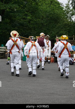 Morris tanzen in Dudley, West Midlands, England. Dating zum 15. Jahrhundert Morris Dance ist eine Form des Englischen Volkstanz in der Regel mit Musik begleitet. Stockfoto