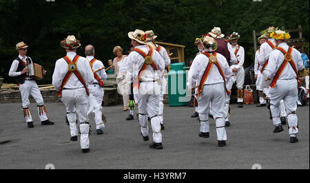 Morris tanzen in Dudley, West Midlands, England. Dating zum 15. Jahrhundert Morris Dance ist eine Form des Englischen Volkstanz in der Regel mit Musik begleitet. Stockfoto