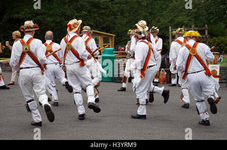 Morris tanzen in Dudley, West Midlands, England. Dating zum 15. Jahrhundert Morris Dance ist eine Form des Englischen Volkstanz in der Regel mit Musik begleitet. Stockfoto