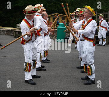 Morris tanzen in Dudley, West Midlands, England. Dating zum 15. Jahrhundert Morris Dance ist eine Form des Englischen Volkstanz in der Regel mit Musik begleitet. Stockfoto