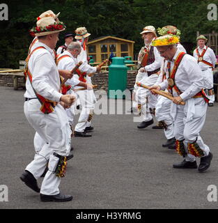 Morris tanzen in Dudley, West Midlands, England. Dating zum 15. Jahrhundert Morris Dance ist eine Form des Englischen Volkstanz in der Regel mit Musik begleitet. Stockfoto