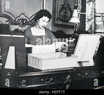 Foto von Königin Elizabeth II (1926-) an ihrem Schreibtisch. Vom 20. Jahrhundert Stockfoto