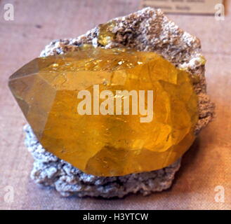 Eine Probe des pyramidenförmigen Kristall mit Calcit aus Italien. Vom 21. Jahrhundert Stockfoto
