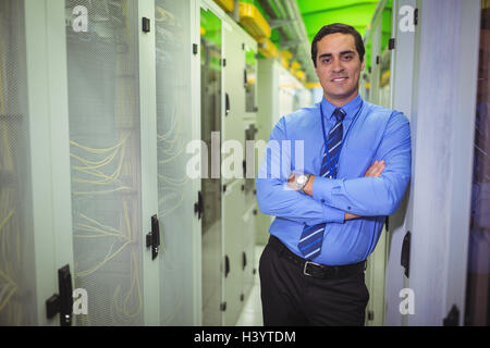Techniker stehen mit verschränkten in einem Serverraum Stockfoto