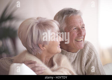Sofa, älteres Paar, Umarmung, glücklich, Porträt, paar, 60 - 65 Jahre alten Menschen, am besten Alter, Partnerschaft, Zärtlichkeit, Zuneigung, Zulage Naht, glücklich, Touch, Harmonie, Freude, egalisiert, Kurs, 60-70 Jahre, Liebe, Stockfoto
