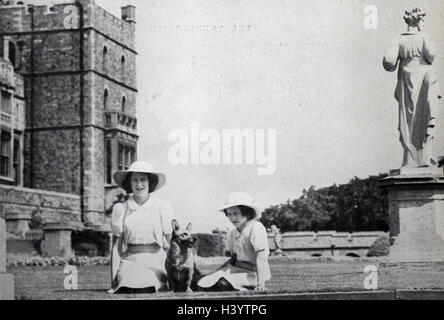 Foto von Königin Elizabeth II (1926-) und Prinzessin Margaret (1930-2002). Vom 20. Jahrhundert Stockfoto