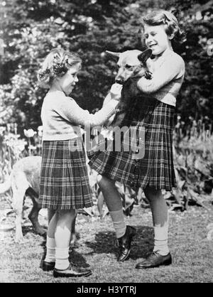 Foto von Königin Elizabeth II (1926-) und Prinzessin Margaret (1930-2002). Vom 20. Jahrhundert Stockfoto