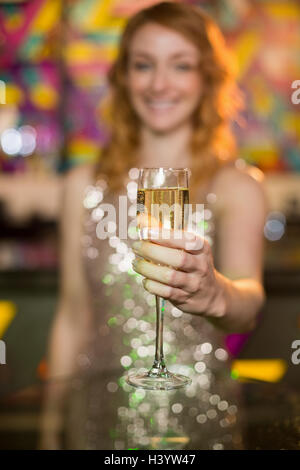 Junge Frau mit einem Glas Champagner Stockfoto