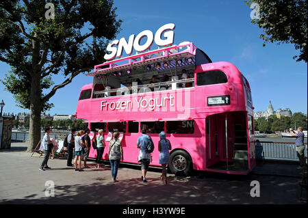 Gefrorenen Joghurt-Stall-Bus, Southbank, London, Großbritannien Stockfoto