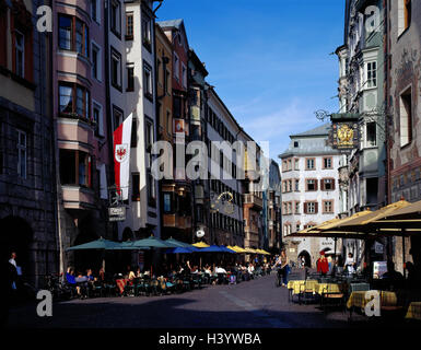 Österreich, Tirol, Innsbruck, Stadtzentrum, Herzog-Gericht Lane, Goldenes Dachl, Passanten, außen, Landeshauptstadt, Stadt, Häuser, Lane, Geschäfte, Straßencafés, Restaurants, Touristen, Besucher, Gäste, Gebäuden, Strukturen, Architektur, Prunk-Erker, Bucht wi Stockfoto