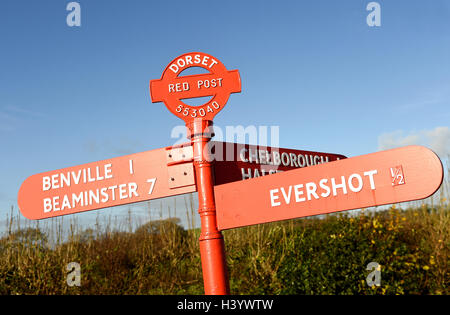 'Red Post' rote Wegweiser "Finger Post' melden Sie Wegweiser, Dorset, Großbritannien Stockfoto