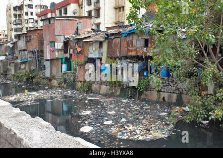 Kanalisation und Slum-Gehäuse, Slum Dharavi, Mumbai, Maharashtra, Indien Stockfoto
