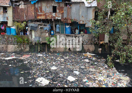 Kanalisation und Slum-Gehäuse, Slum Dharavi, Mumbai, Maharashtra, Indien Stockfoto