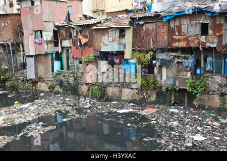 Kanalisation und Kunststoff Umweltverschmutzung neben Slum Gehäuse, dharavi Armenviertel, Mumbai, Maharashtra, Indien Stockfoto