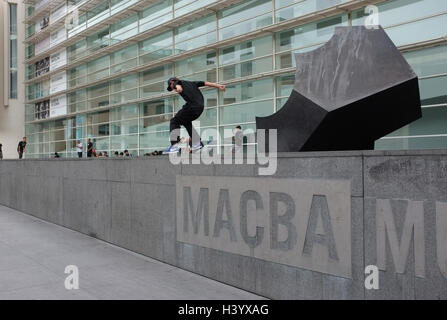 Skateboarder und BMX-Fahrer am MACBA: Museu d ' Art Contemporani de Barcelona Stockfoto