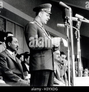 Foto von Juri Gagarin (1934-1968) ein russischer Kosmonaut, Gamal Abdel Nasser (1918-1970) Präsident Ägyptens, und Anwar El Sadat (1918-1981) Präsident Ägyptens, in einem Stadion in Kairo, Ägypten. Vom 20. Jahrhundert Stockfoto