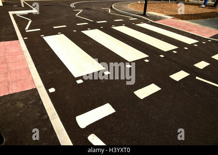 "Zebrastreifen" "Fußgängerüberweg" sicheren Bereich für eine Straße überqueren, UK Stockfoto