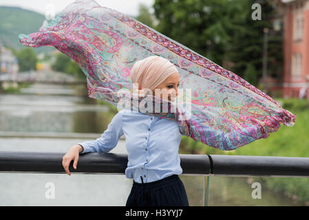 Porträt einer Frau mit Kopftuch im wind Stockfoto