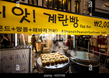 Ei-Brötchen-Stand auf der Straße von Myeong-Dong, Seoul, Korea Stockfoto