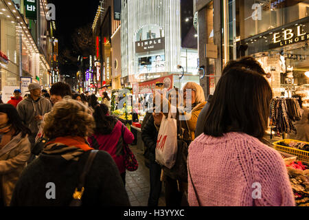 Zwei europäische Frauen, die die Selfies in der belebten Straße von Myeongdon, Seoul, Korea Stockfoto