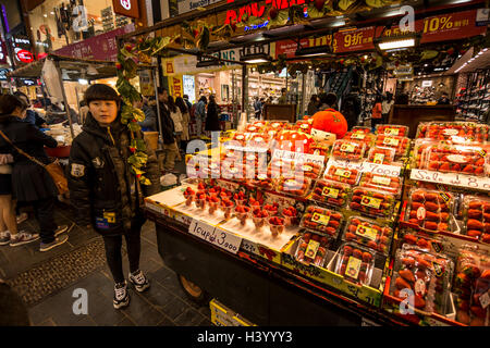 Frische Erdbeeren Stand in der Straße von Myeong-Dong, Seoul, Korea Stockfoto