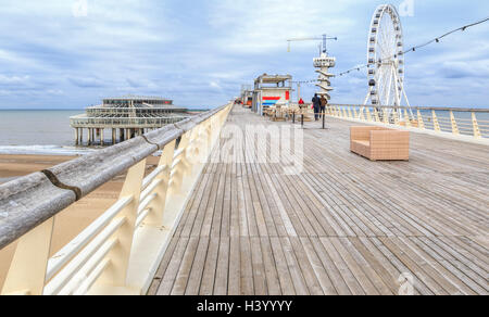 Scheveningen Pier, Bungee-jumping-Turm und Riesenrad, angesehen vom Oberdeck, den Haag, Zuid-Holland, Niederlande. Stockfoto