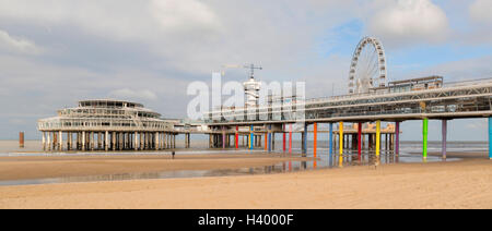 Weitwinkelaufnahme auf Scheveningen Pier, ein Bungee-jumping-Turm und ein Riesenrad, den Haag, Zuid-Holland, Niederlande. Stockfoto