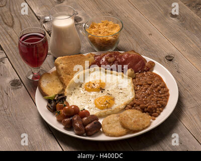 Das kontinentale Frühstück wird auf einem Teller mit Holzhintergrund serviert Stockfoto