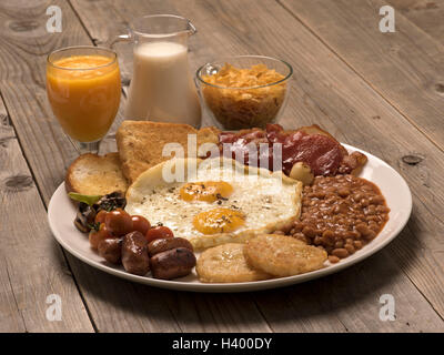 Das kontinentale Frühstück wird auf einem Teller mit Holzhintergrund serviert Stockfoto