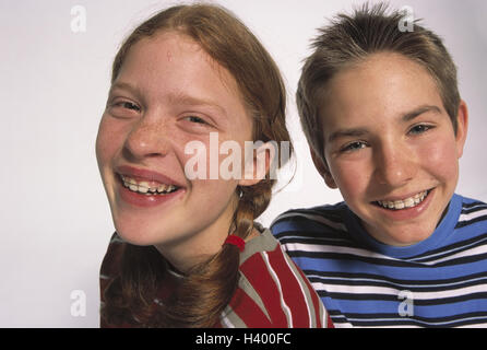 Junge, Mädchen, Hosenträger, lachen, Porträt, Teenager, 12-13 Jahre, Kinder, Freundschaft, Freunde, kieferorthopädische Behandlung, Zähne Regulierung, Kieferorthopädie, Zahnheilkunde, Zahnrad-Technologie, Freude, Spaß, Fröhlichkeit, glücklich, Rückfahrkamera, Studio Stockfoto