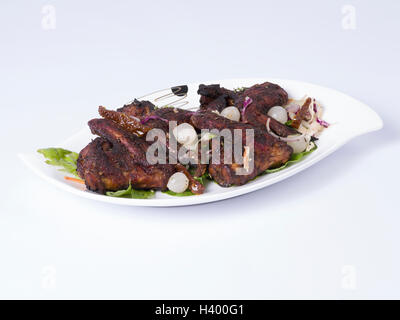 Jamaikanische Jerk Chicken Wings serviert auf einem Teller Stockfoto