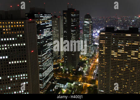 Vogelperspektive von Observatorien im 45. Stock des Tokyo Metropolitan Government Building in der Nacht. Stockfoto