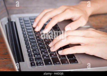 Person auf einer Computertastatur tippen Stockfoto