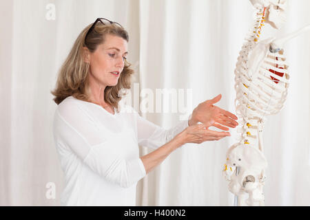 Ärztin mit Skelett Anatomie an der Klinik zu erklären Stockfoto