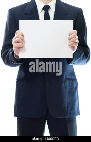 Geschäftsmann hält ein weißes Blatt Papier mit dem leeren Raum für Werbung oder Informationen Stockfoto