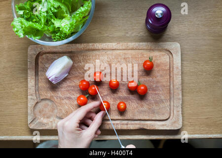 Ernährung zu Hause mit Cherry-Tomaten vorbereiten gesunden Salat Stockfoto