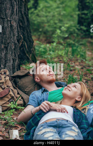 Romantisch zu zweit am Feld im Wald liegen Stockfoto