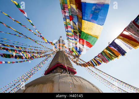 Boudhanath Stupa Gebetsfahnen mit blauem Himmel. Tibetisch-buddhistischen Tempel in Kathmandu, Nepal Stockfoto