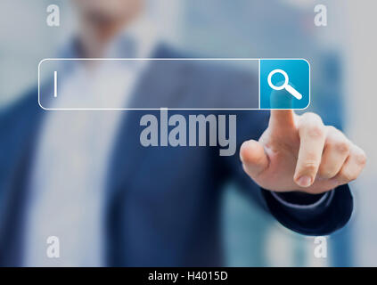 Schaltfläche "suchen" auf virtuelle Bildschirm gedrückt mit finger Stockfoto