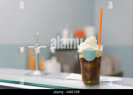 Nahaufnahme der Eiskaffee auf Theke im store Stockfoto