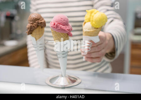 Mittelteil der Mann, der Eiswaffel stand im store Stockfoto