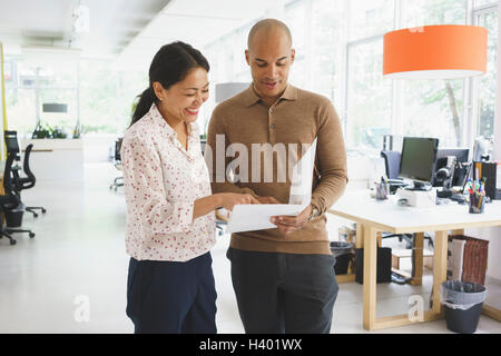 Business-Leute diskutieren über Dokumente im kreativ Büro Stockfoto