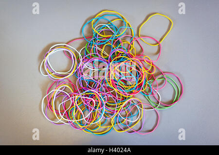 Direkt über dem Schuss von Multi farbige Gummibänder auf grauem Hintergrund Stockfoto