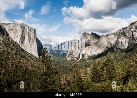 Malerische Aussicht auf Bäume gegen Rocky Mountains, Yosemite-Nationalpark, Kalifornien, USA Stockfoto