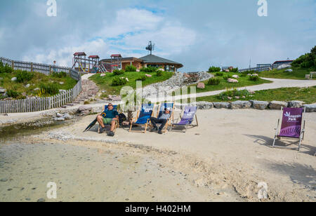 Unterhaltung und Abenteuer am Triassic Parc Strand auf Steinplatte, Österreich, Tirol, Waidring Alpen. Stockfoto